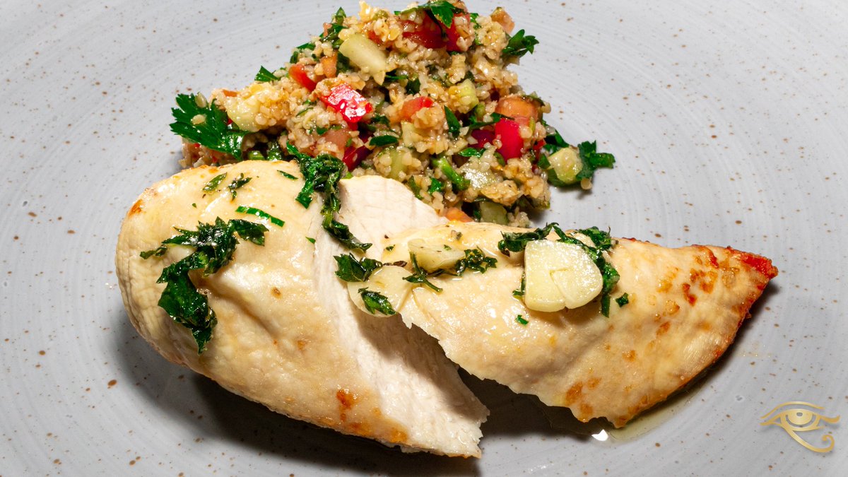 Heute: im Ofen gegarte Hühnchenbrust. Dazu Bulgur-Salat mit Tomaten, Gurken, Minze und Petersilie.