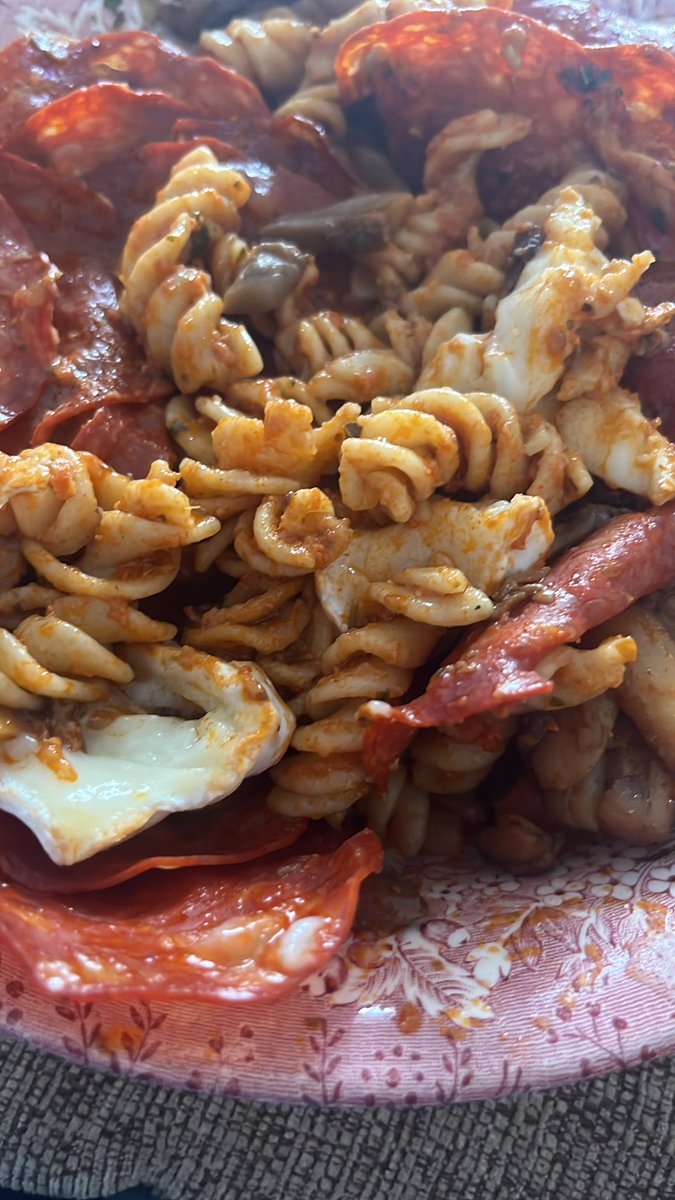 Red pesto pasta with chorizo, mushrooms, sundried tomatoes and goats cheese. It was special 🍽️