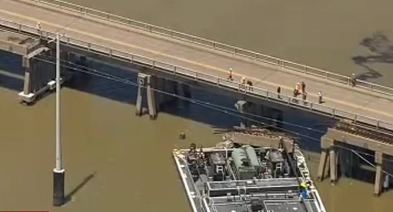 dahboo7's tweet photo. Bridge Collapses On Barge After It Hits Support Beam In Texas, Significant Damage and Oil Spill #breaking #news #Galveston #Texas #PelicanIsland #BridgeCollapse 
https://t.co/ZObvuWwqvG https://t.co/MZOq6gTjgA