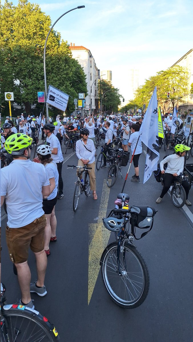 450 Menschen erinnern beim Ride of Silence in Berlin der im Straßenverkehr getöteten Radfahrerinnen und Radfahrer. Jetzt sind wir beim Geisterrad von Bernd Wissmann am Savignyplatz angelang. Wir werden das Rad nun mitnehmen und dem Deutschen Technikmuseum übergeben.