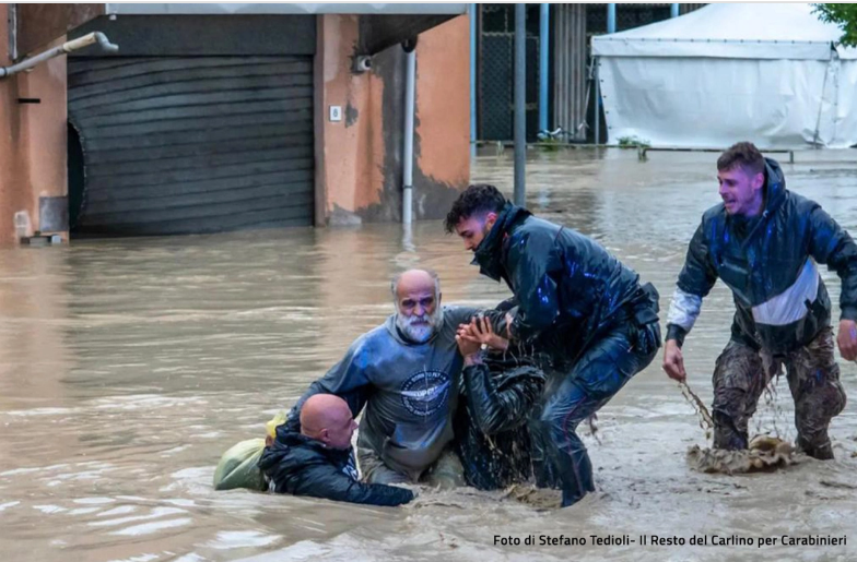 A un anno dall'alluvione in Emilia Romagna postiamo una delle fotografie simbolo della tragedia dove 17 persone persero la vita.
Domani Giorgia non ci sarà,
è un anno che vi ha lasciato soli.
Solo chiacchiere e passerella.Spiace🥀🥀🥀🥀