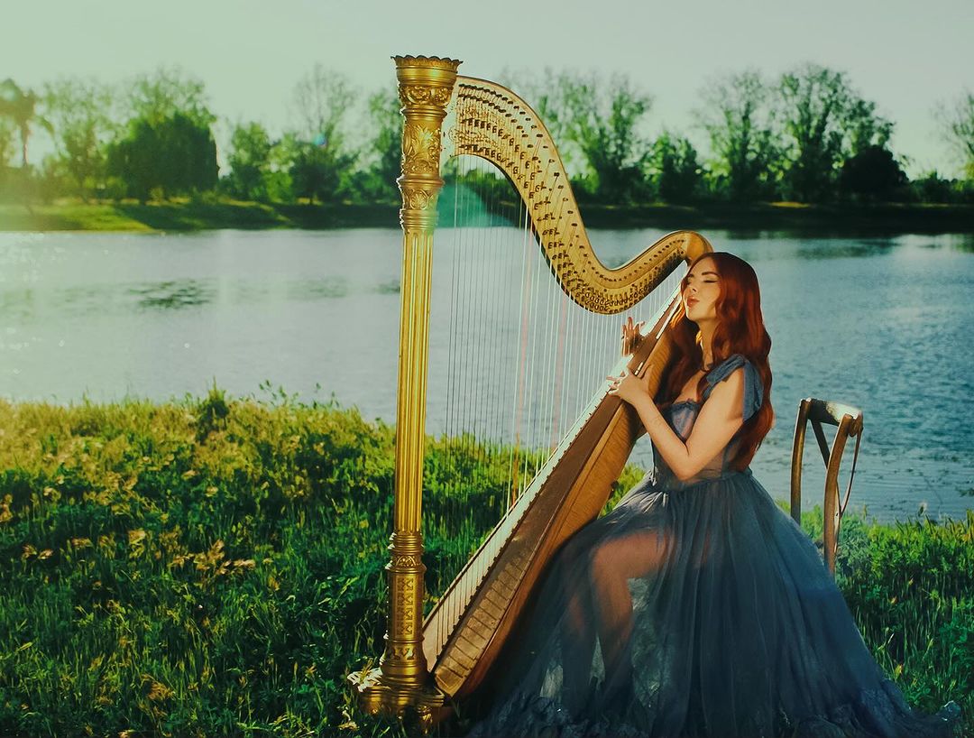 Did you know I can play the harp?? Me neither… 🙈🙈 #newmusic #popmusic #indiepop #singersongwriter #independentmusician
