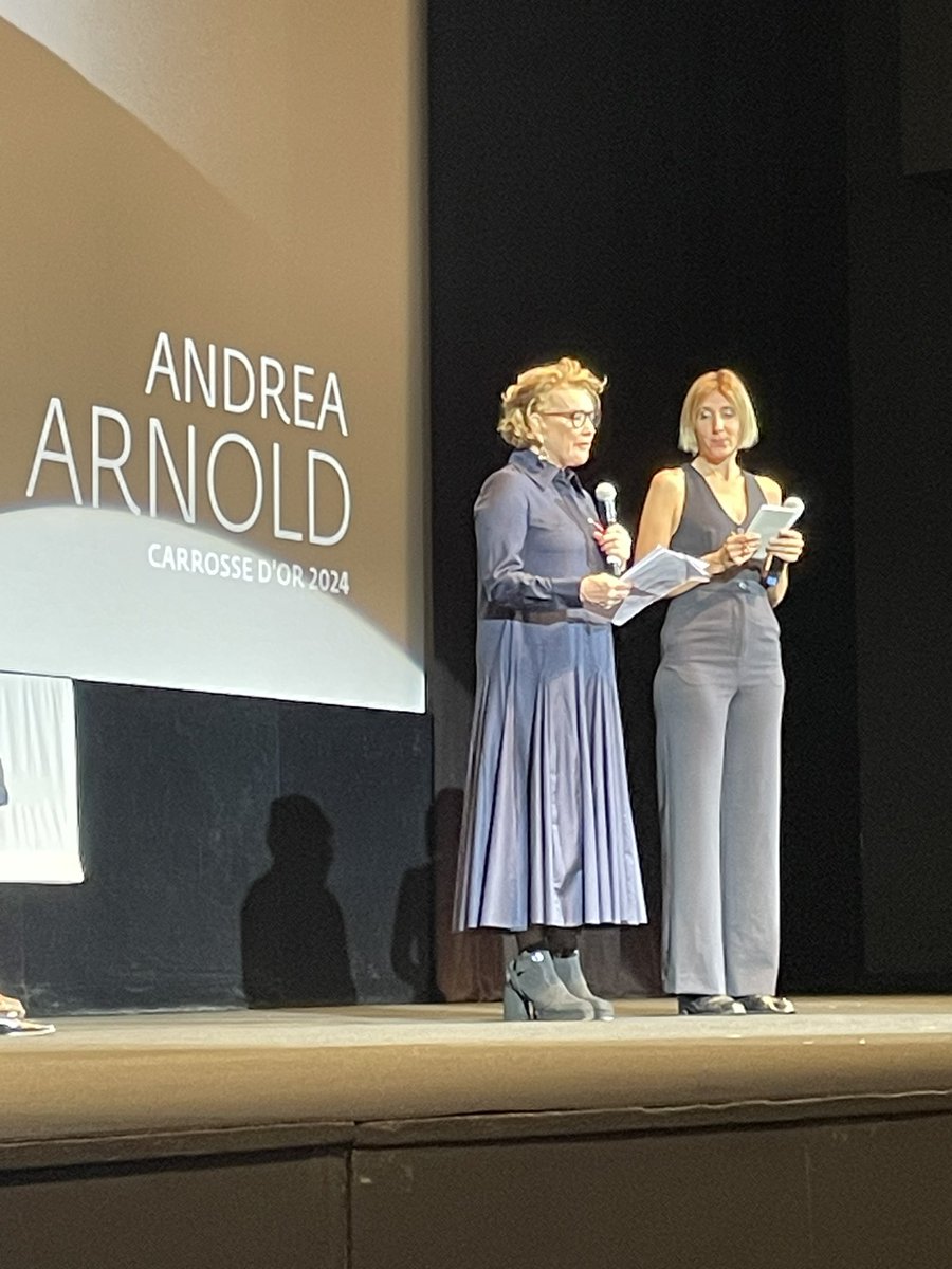 The great Andrea Arnold receiving the Carrosse d’Or at the Opening Ceremony of the Quinzaine @Festival_Cannes. Cannot wait for her new film BIRD, premiering tomorrow in Official Competition.