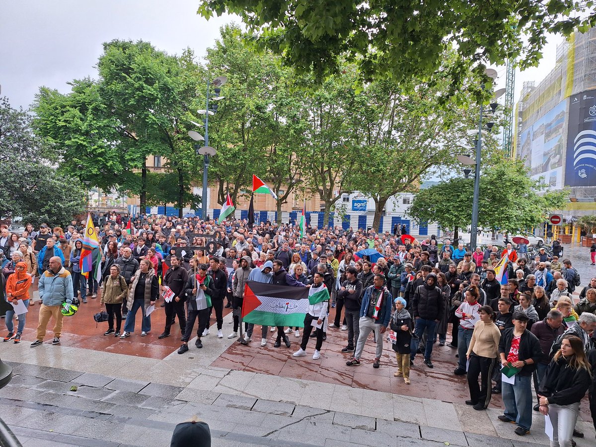 Bulean gaude, Palestinako askatu ozen oihukatzen eta Israeli boikota eskatzen!! Boikot Israel!!! #boikotIsrael #PalestinaAskatu