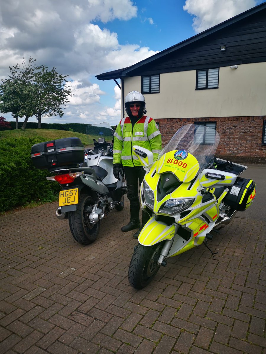 This morning East area volunteer rider Adrian was involved in a relay of an urgent blood samples  from the Royal Devon & Exeter Hospital  to West Birmingham Hospital, with support from Severn Freewheelers

#thiswhatwedo  #supportingthenhs💙 
#volunteersmakeadifference