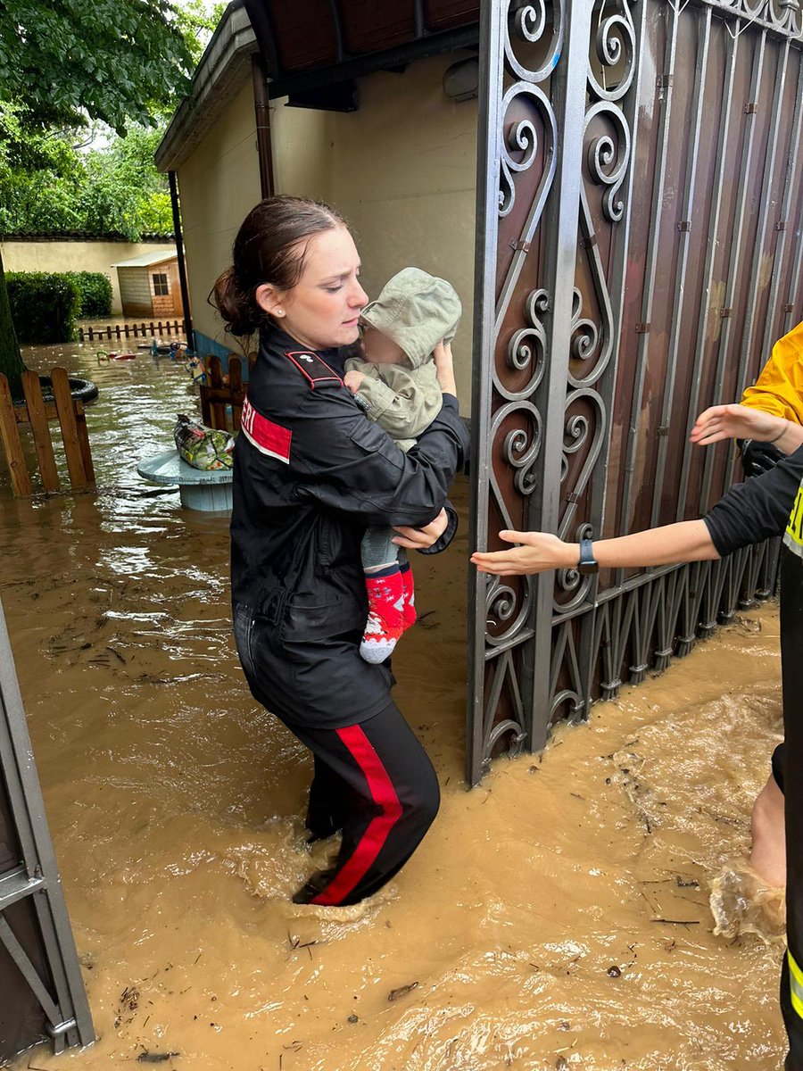 '#Allagamenti nel milanese: un'immagine che parla da sola. Tra i soccorritori anche i #Carabinieri, in #aiuto alle persone in difficoltà rimaste isolate a causa della grande quantità di acqua che ha invaso le strade. #Difesa per la collettività'. Così il Min. @GuidoCrosetto