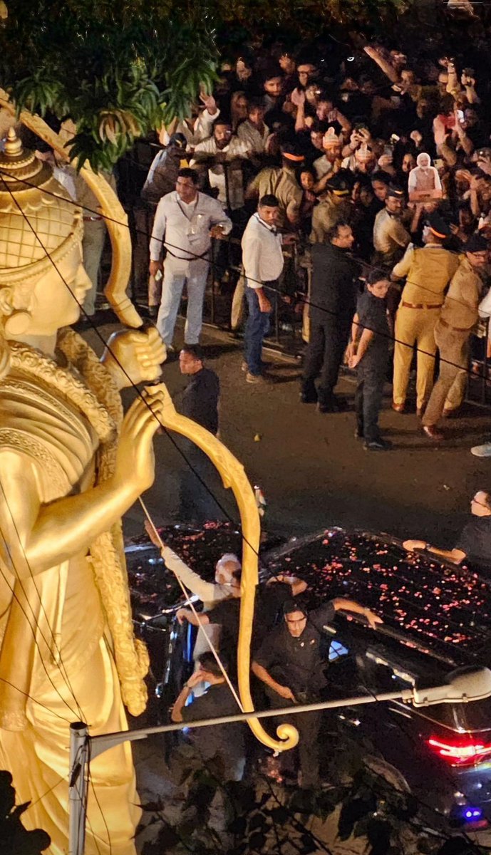 Zealsoni28's tweet image. Shri @narendramodi has the blessings on Lord Rama. So #AbkiBaarPhirModiSarkaar .
 #ModiMagicinMumbai .
