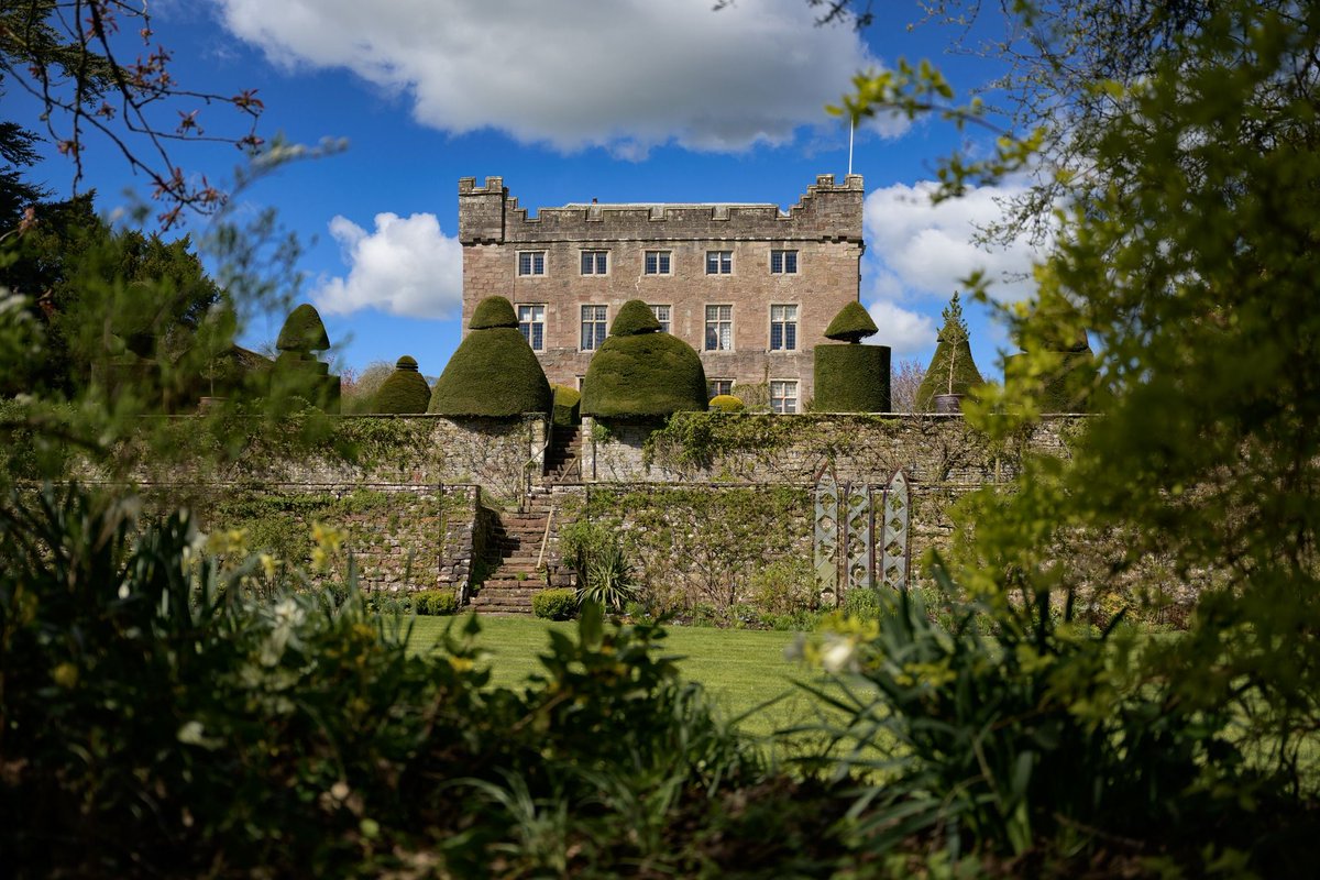 Askham Hall invites you to embark on a journey of enchantment in the heart of Cumbria. 🏰💍 This 1000-year-old Grade I listed venue offers a blend of ancient history and bohemian charm, creating the perfect backdrop for your day. thecompleteweddingdirectory.co.uk/AskhamHall/bv7… #cumbriaweddingvenue