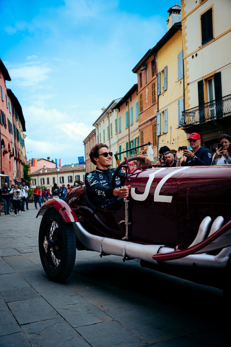From Faenza ➡️ Brisighella 🤩 Stunning scenes as George arrives in style behind the wheel of the 1924 Targa Florio for the Trofeo Bandini Award ceremony 👏