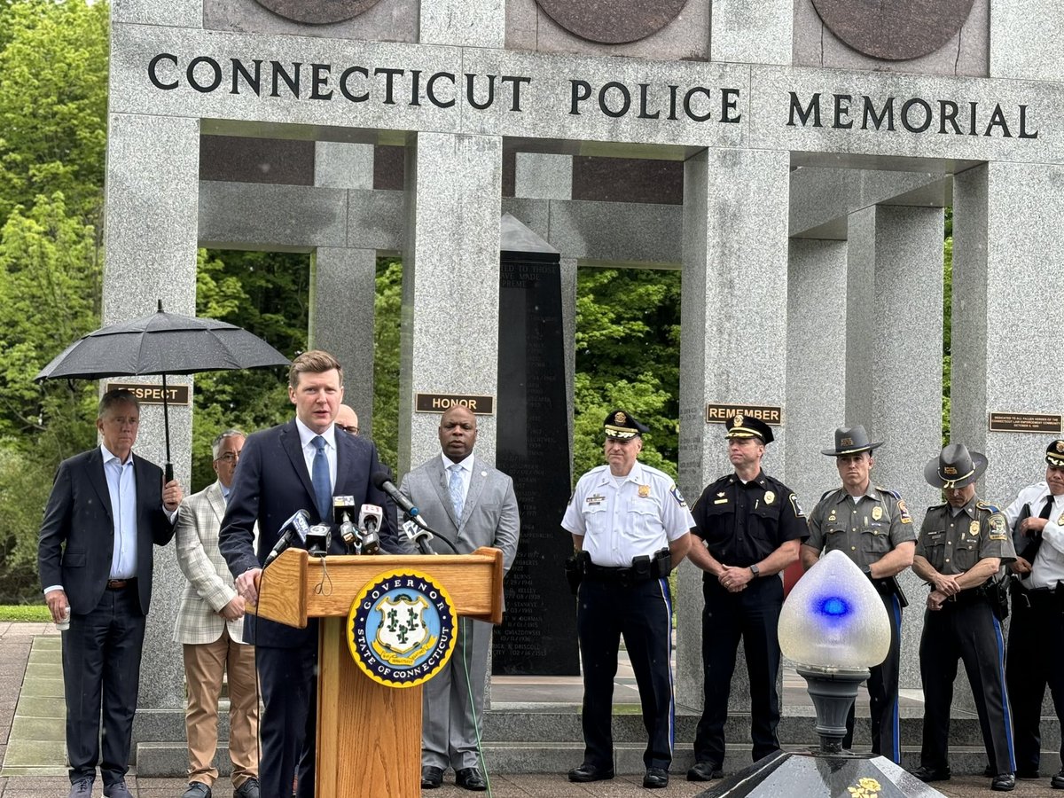 Truly proud to join @GovNedLamont as he signed our bill creating the Connecticut Fallen Officer Fund into law.  From now on, when a police officer or trooper is tragically killed in the line of duty in our state, this fund will provide immediate assistance to their family.