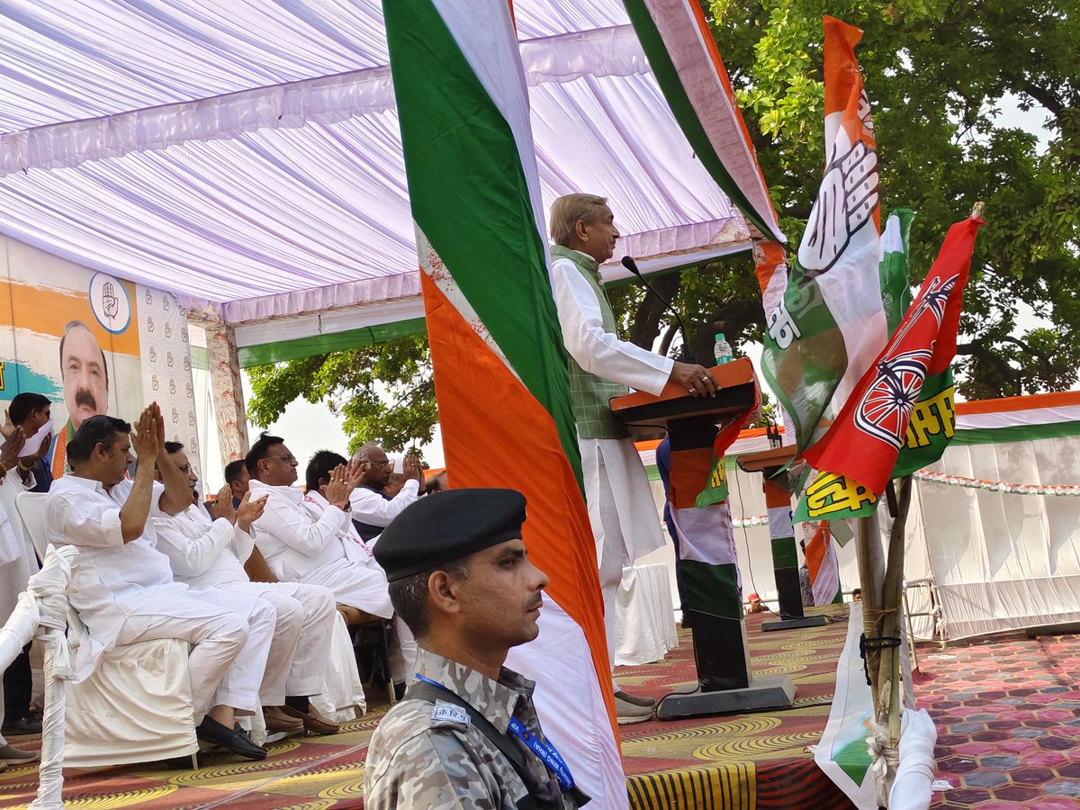 लोस अमेठी के डीह में आयोजित सेवा संकल्प सभा में राष्ट्रीय अध्यक्ष @kharge जी, कांग्रेस महासचिव @kcvenugopalmp जी, पूर्व मुख्यमंत्री राजस्थान @ashokgehlot51 जी सहित कांग्रेस एवं सपा पदाधिकारियों की उपस्थिति में बड़ी तादाद में आये लोगों से KL शर्मा जी को जिताने की अपील की ।