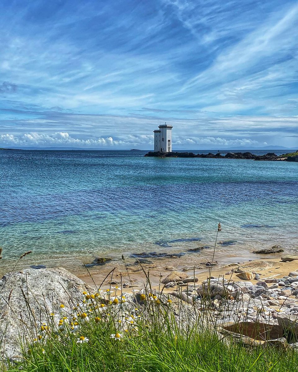 Who's ready for a #Scottish island summer? ✋🌊🌞 The island of #Islay is also known as “Queen of the Hebrides” – and for good reasons! Discover things to see and do on our website 👇 hubs.li/Q02sFZpg0 📷 IG / peakdistrict_lady #WildAboutArgyll