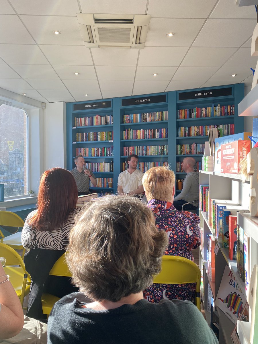 Buzzed to be sending tonight at the gorgeous @bertsbooks listening to @samuelburr and @thebobpalmer talk about their new novels #SmallHours #Puzzlemakers 🦊🧩