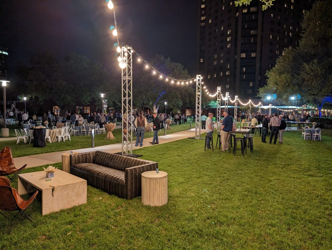 In_Depth_Events's tweet image. 💫Let the charm of patio bulb stringers elevate your next event.💡From outdoor gatherings to indoor soirées, these versatile stringers create a cozy, inviting ambiance. Discover the magic of bistro lighting and café stringers, adding an elegant or lively touch to any occasion.