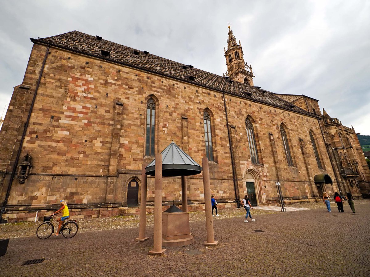 RevistaEV's tweet photo. Acabamos nuestro pequeño repaso a #bolzano  con una referencia a su #Catedral, que es suma de tres iglesias anteriores y que cuenta con el campanario #gótico más bonito de la región. De hecho, su presencia es poderosa y consistenye en la ciudad.

https://t.co/G516nH72jA https://t.co/DeByzWKbqd