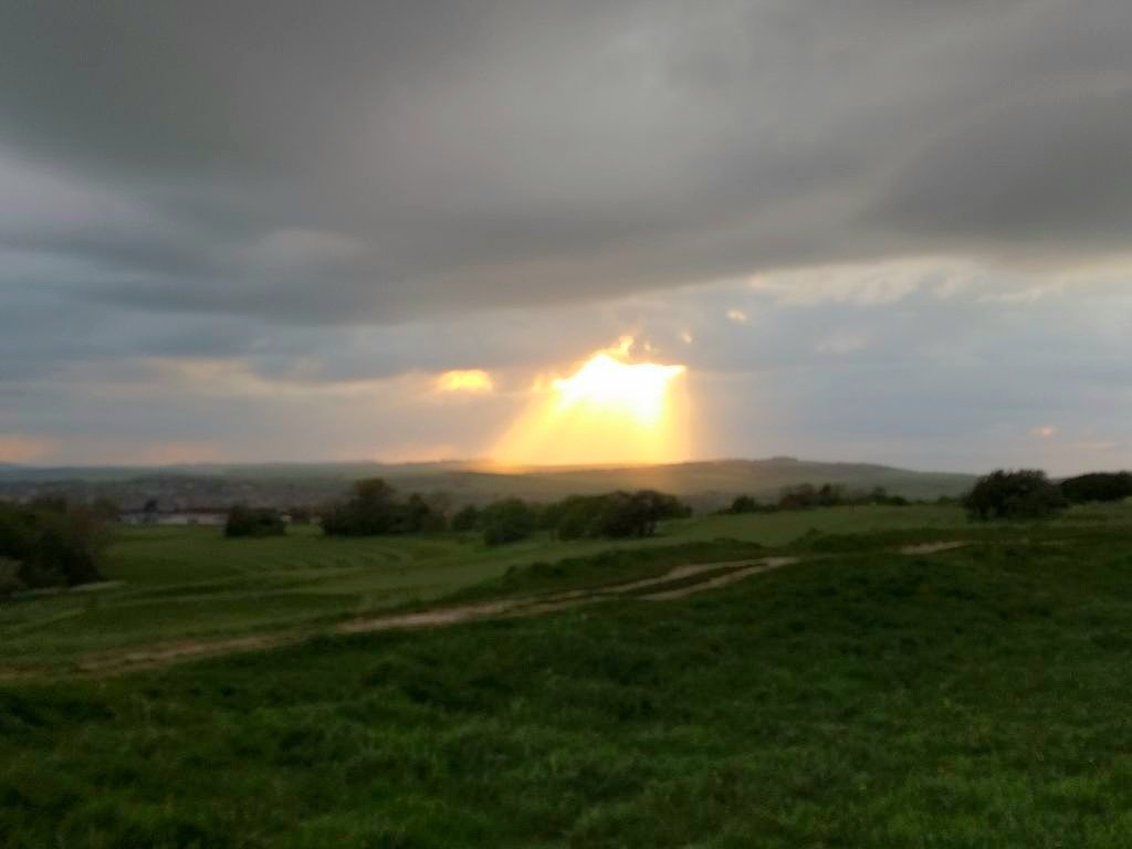 Lovely guided walk last night up at #Hollingbury Hillfort w. Luci leading us thru the different stages of use from EBA to c18th. We were so carried away with the glorious sunset & rainbow that we forgot to take more photos tho🤭!

#hillfortswednesday #Hillfort #ironage #community