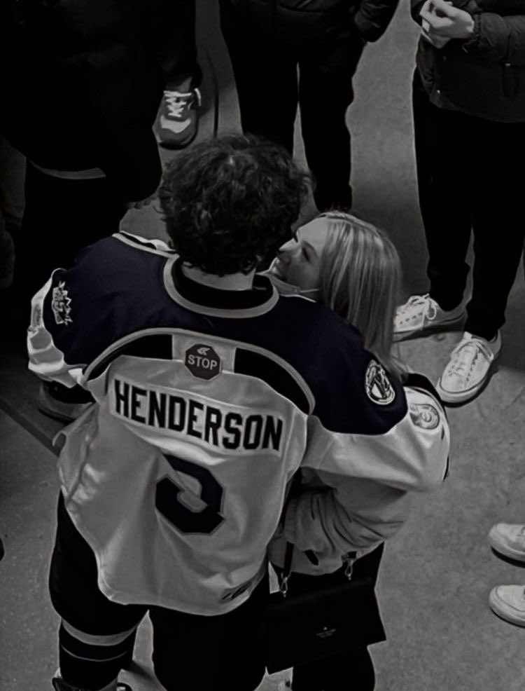 ET3RNALLYREADS's tweet image. “– No dobra, w takim razie gdzie jest teraz ta cała Olivia? – Wciska mi w dłoń kieliszek wypełniony aż po brzegi alkoholem.

– Nie wiem.

– A Blake?

– Poszła z Callumem na górę.

– Aha, ciekawe – stwierdza rozbawiony.”

#redshirtJP 🤭🤭🤭