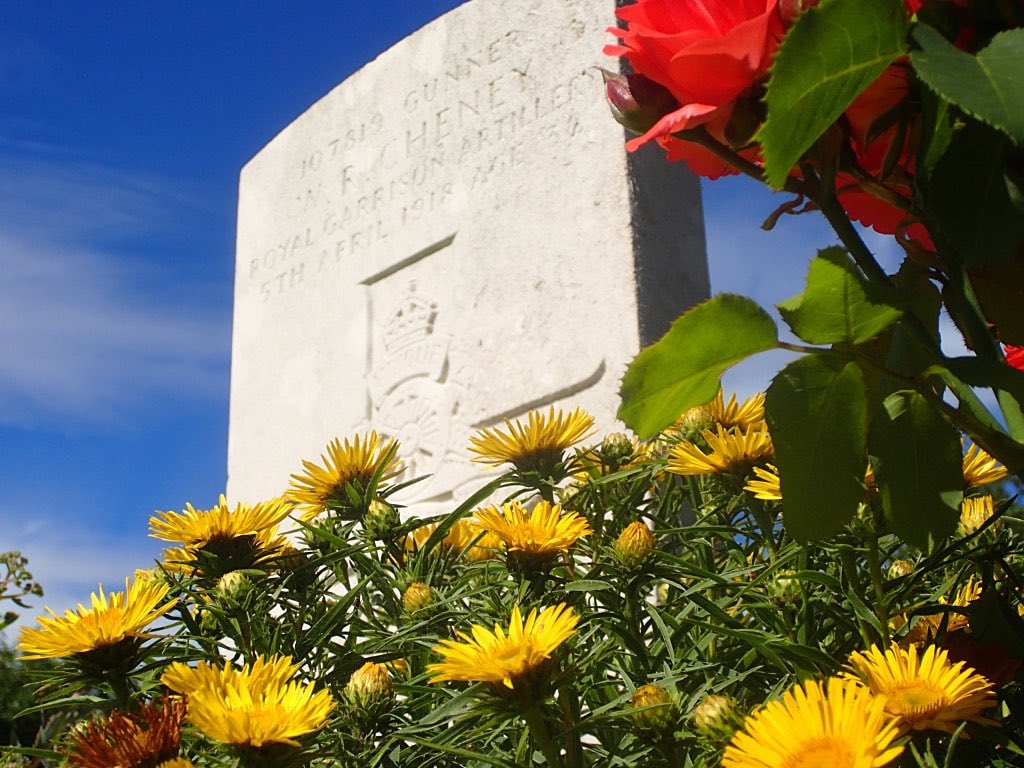 107819, Gunner W. F. Cheney, Royal Garrison Artillery - Hédauville Communal Cemetery Extension.