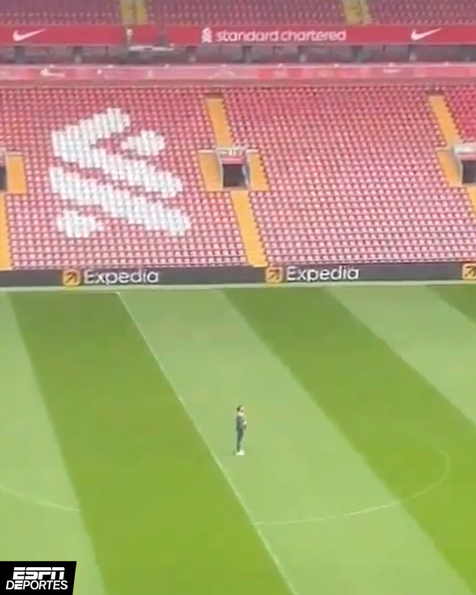 Durante un tour para visitantes en Anfield, unas personas vieron a Jürgen Klopp sólo en medio del campo, contemplando todo. 🧍 🏟️ El domingo es su último partido con el Liverpool...