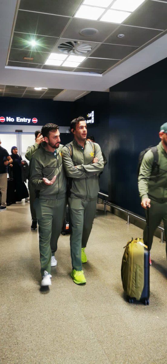 PakistaninUK's tweet image. Pakistan's Consul General at Manchester Mr. Tariq Wazir received Pakistan's National Cricket Team @TheRealPCB at Manchester Airport.

The team will be playing T20 format matches against England.  

After arrival at Manchester, the Cricket Team is proceeding to Leeds.…