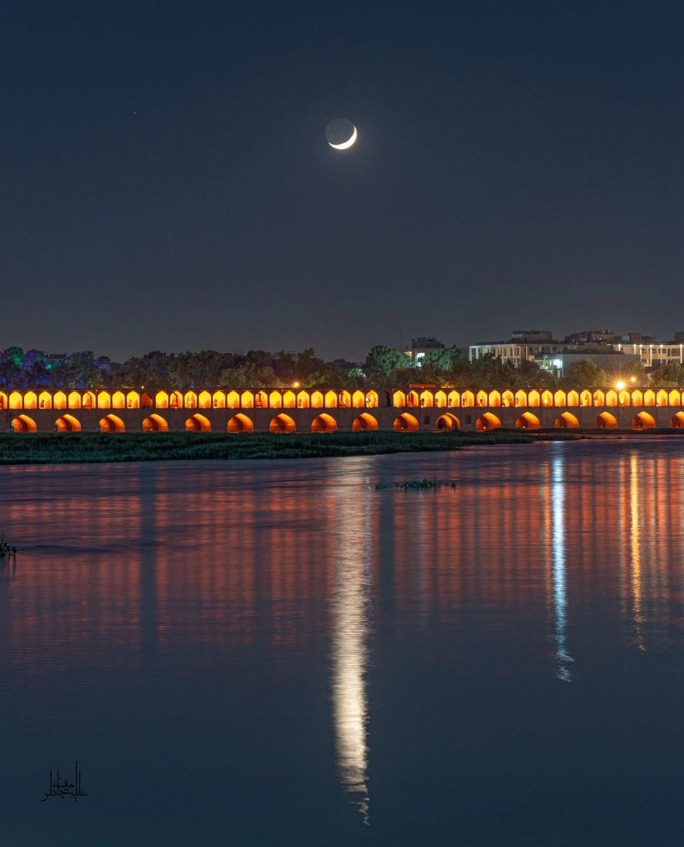 جلوه‌گری ماه بر فراز طولانی ترین پل تاریخی زاینده‌رود، سی و سه پل.

عکس از :امین علیجانلو.

#اصفهان
#سی_و_سه_پل