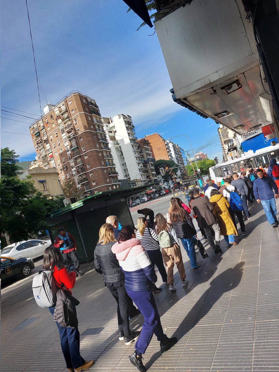cerodesperdicio's tweet photo. Saben para qué hacen fila?
Porque estan regalando una botellita de suavizante para la ropa por persona. 
Así en ambas esquinas de la misma cuadra... https://t.co/LpiigIISzb