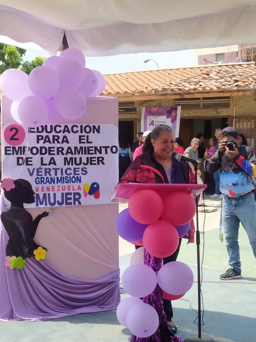 #15Mayo. ¡Las Mujeres tienen con qué!
Nos encontramos en la U.E. Generalísimo Francisco de Miranda #Carabobo, planificando y gestionando acciones de formación para el empoderamiento de la mujer venezolana.

<a href="/NicolasMaduro/">Nicolás Maduro</a> 
<a href="/_LaAvanzadora/">Yelitze Santaella</a> 
<a href="/gtorodelara/">Gisela Toro Hernández</a> 
<a href="/MPPEDUCACION/">MPPEDUCACION</a>
