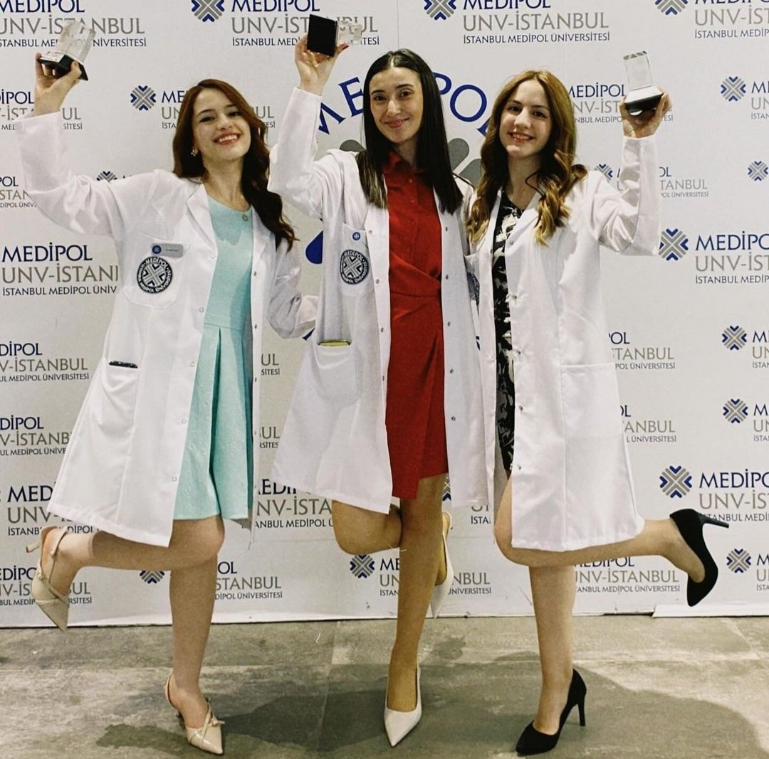 9 dersine 10'da elimizde kahveyle tıkır tıkır yürüyerek girdiğimiz günlerden elimizde havanla tıkır tıkır çıktığımız o güne:)