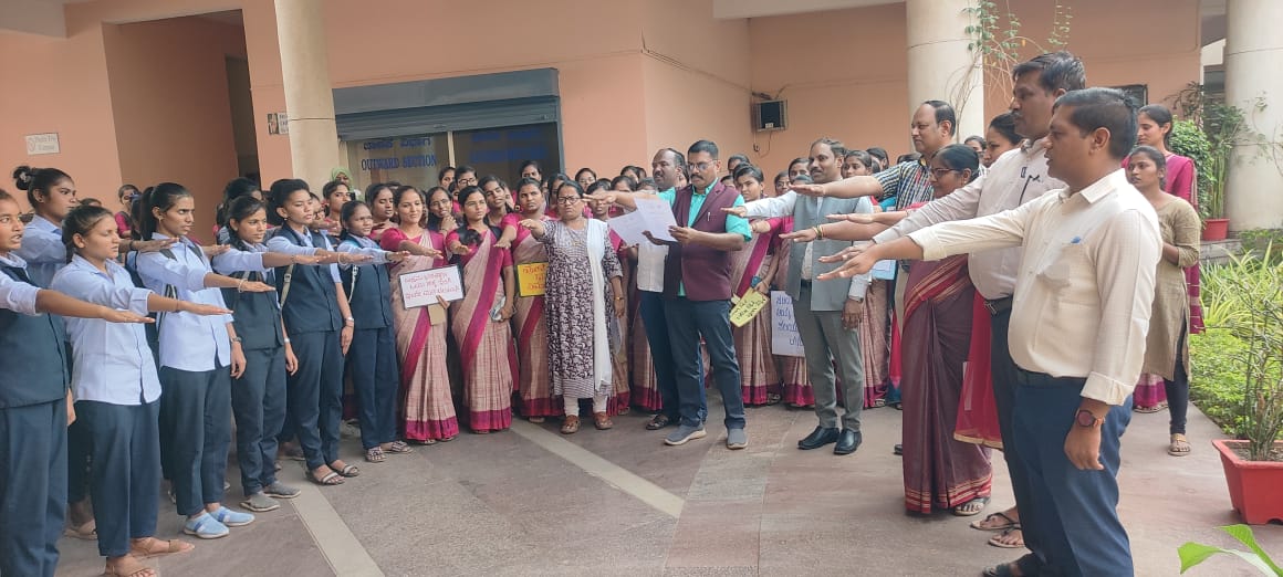 VoterAwarenessProgram at KarnatakaStateAkkamahadeviWomen'sUniversity. In the program Hon'ble Minister preached the voter's oath,Coordinators &officers of 5Units.NSS volunteers participated further&Volunteers conducted voter awareness drive. @YASMinistry @_NSSIndia @ianuragthakur