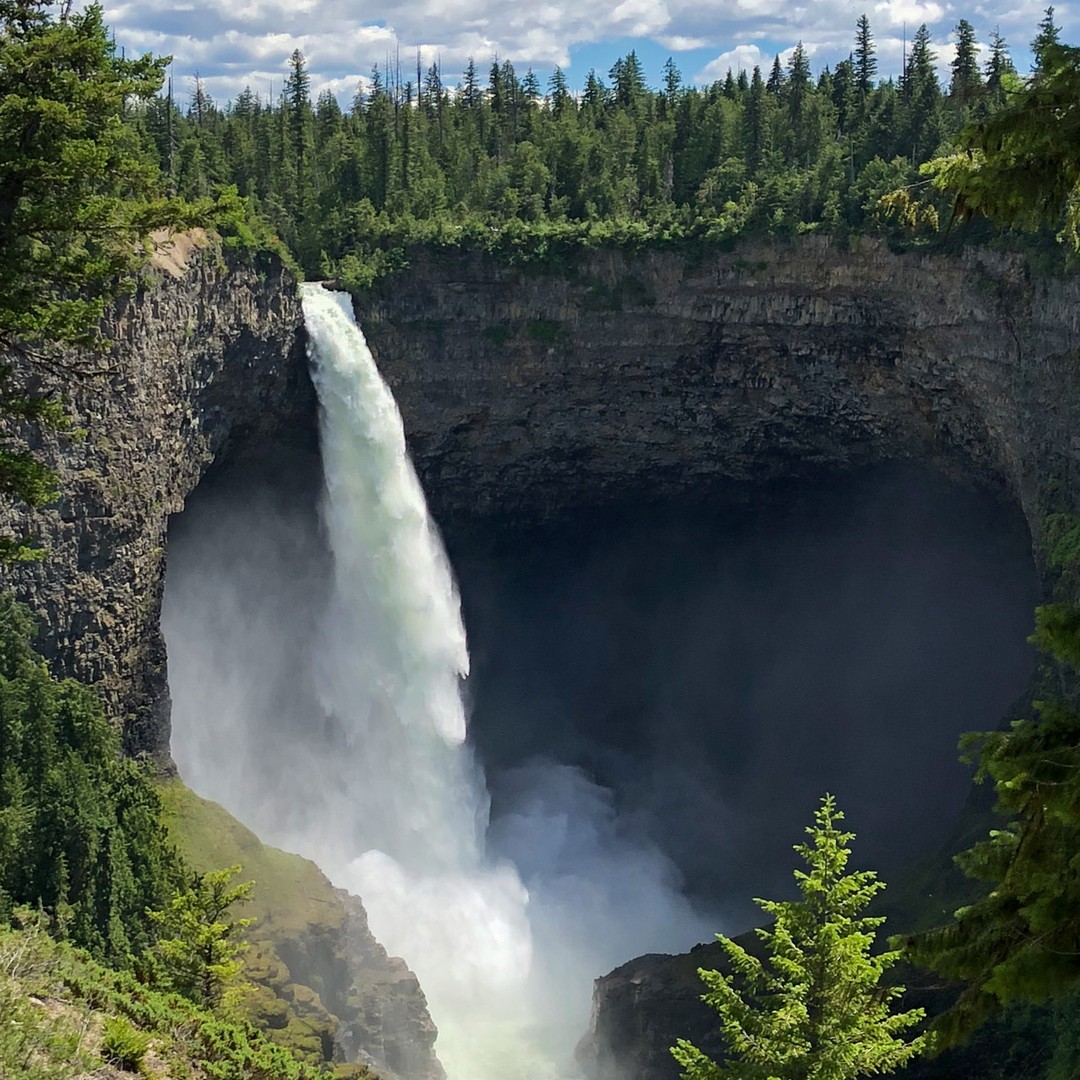 Name that waterfall ☝️ Hint 💡 It's one of the highest waterfalls in that country, spanning over 460 feet! Give your best guess and click the link to find the answer 🙌 bit.ly/3JS9FF4 📸 @themoderateroute