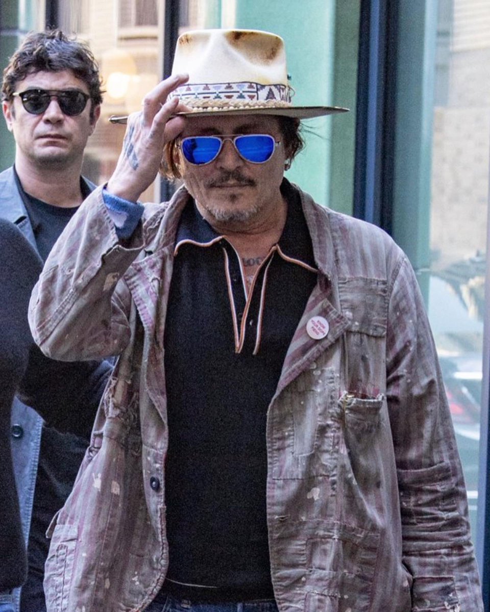 📸| Novas fotos do Johnny Depp deixando os escritórios do Pinewood Studios no Soho. 

Ele está lindo 🥹❤️