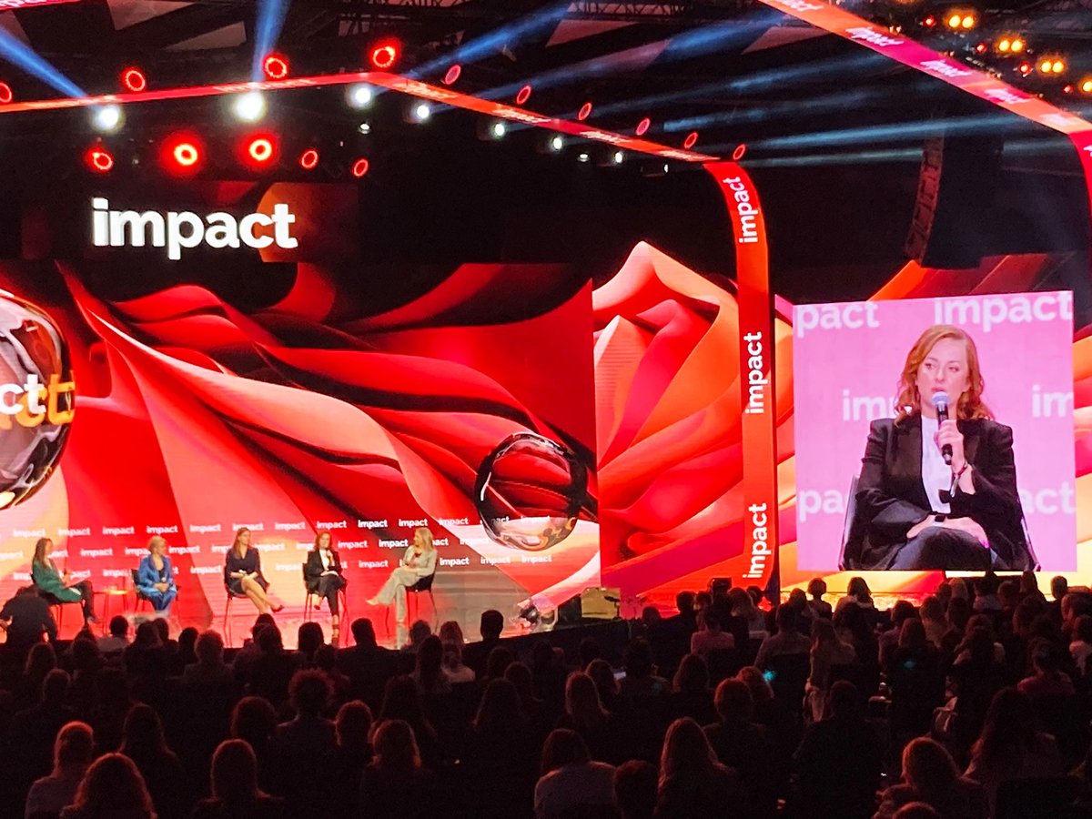 #NaScenieImpact @ImpactCEE Marta Życińska @MastercardPL w dyskusji z @EstherPerel: 'Zarządzając zespołami ludzi, którzy nigdy się nie spotkali, bo pracują zdalnie - również z różnych części świata - szczególnie ważne jest, aby rozmawiać o samotności w pracy, której doświadczają.'