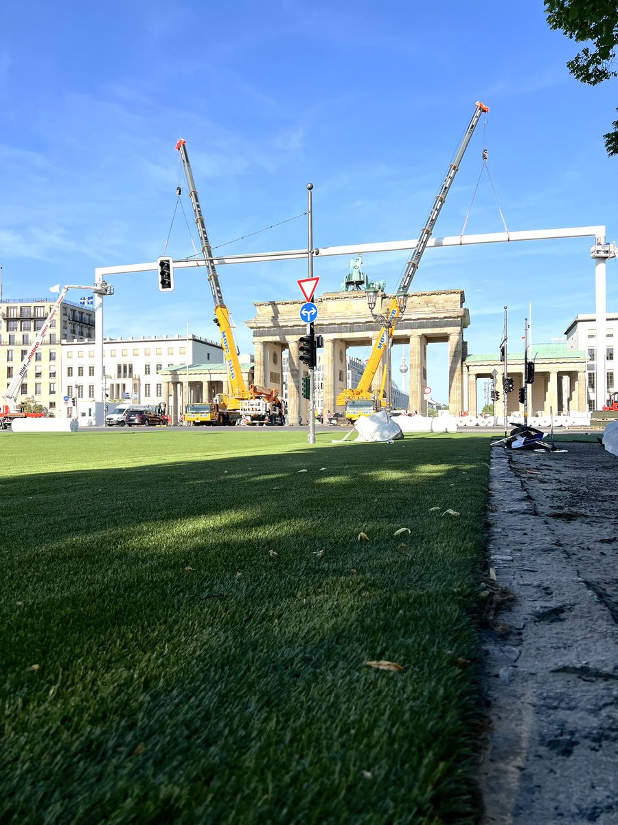L’Euro se rapproche 🔥 Comme le montre @pthibaut, un but géant a été construit devant la Branderburger Tor à Berlin et de la pelouse synthétique a été installé ! #EURO2024