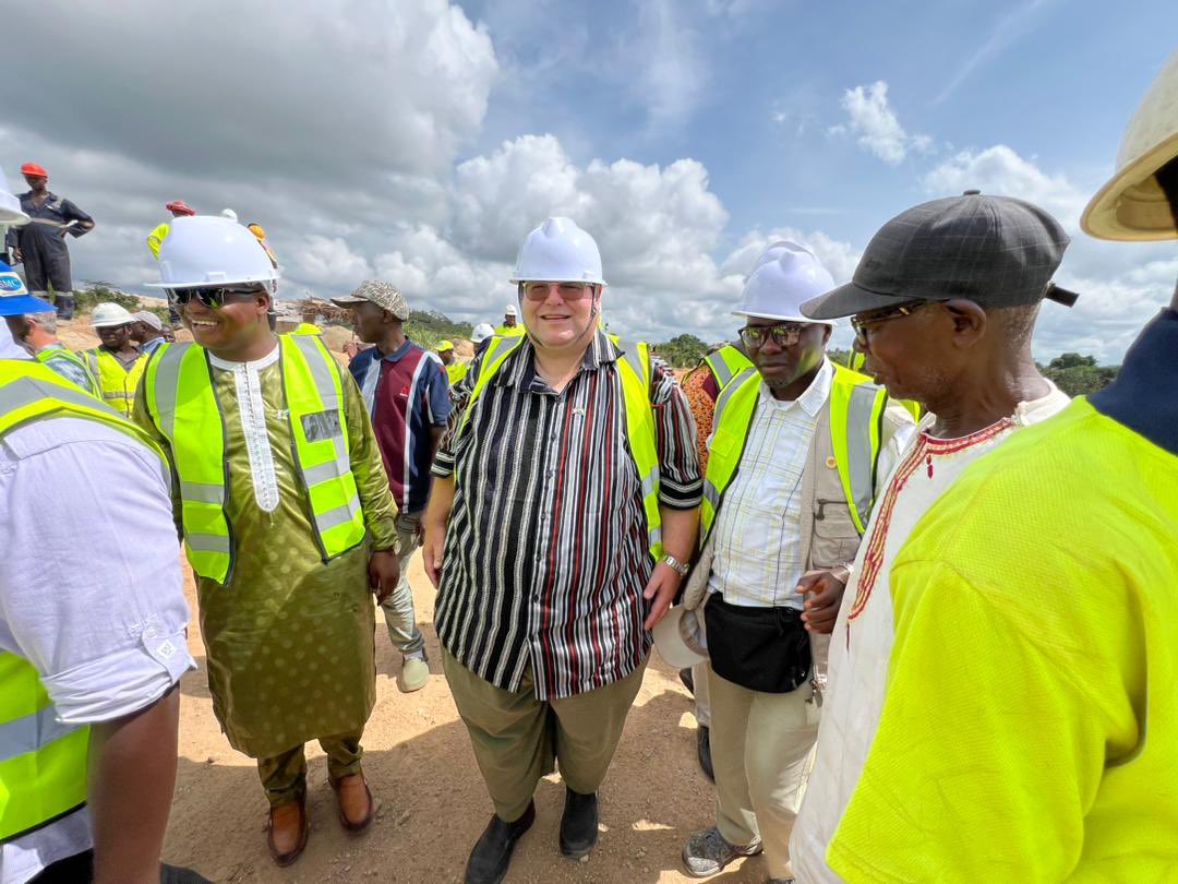 Ambassador Bryan Hunt began Day two of his trip to Kono by visiting Seawright Mining Company to see their operations as well as their investments in the local community, including a sustainable aquaculture facility. 

In the afternoon, the Ambassador saw how U.S.-based NGO