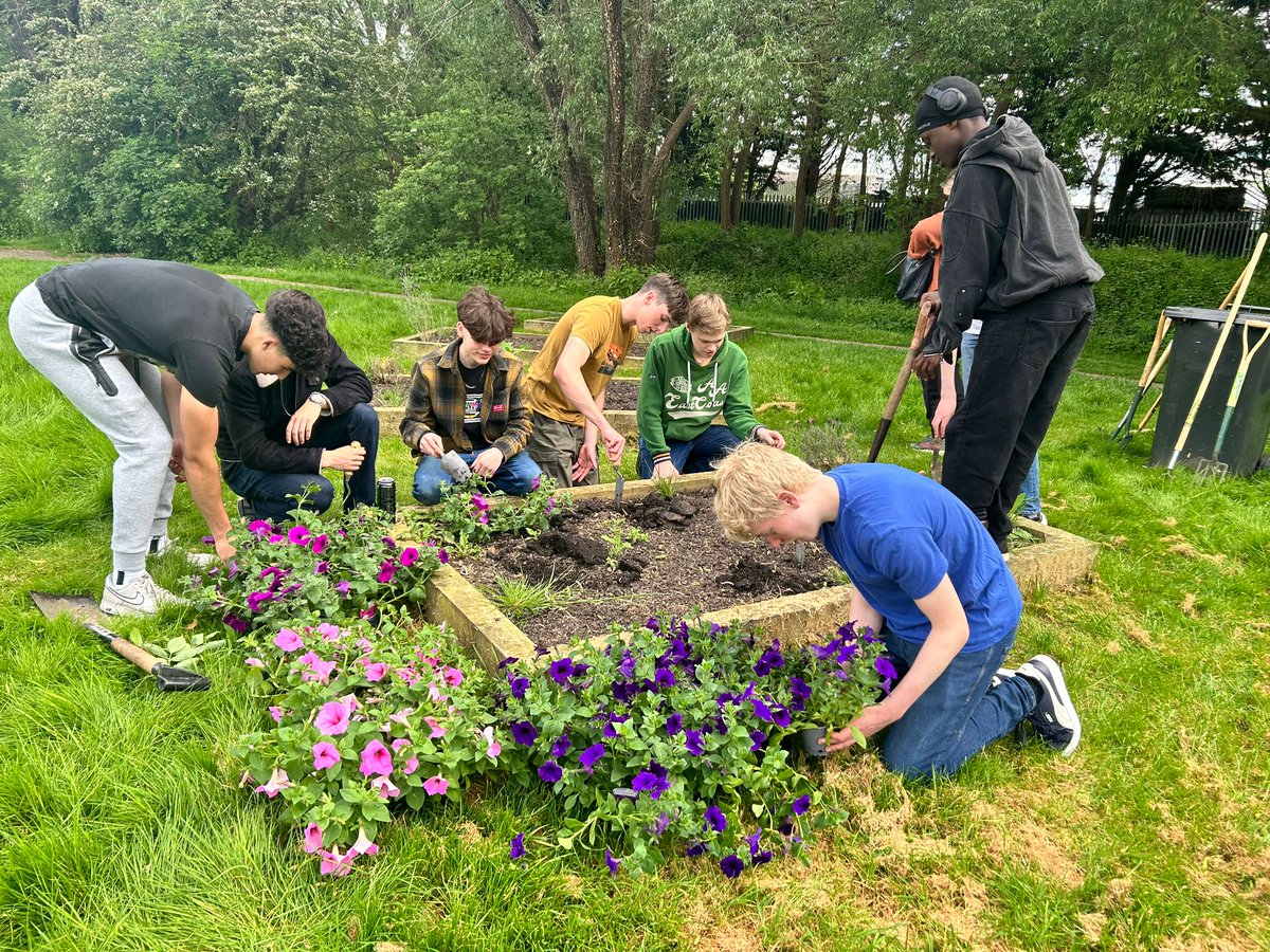 Sixth Form students did us proud today, planting flowers with Tibbs Trust Foundation. The charity supports people living with, or affected by, dementia. Well done, year 12! @Cedars_Upper @ChilternLT @LoveLeightonB