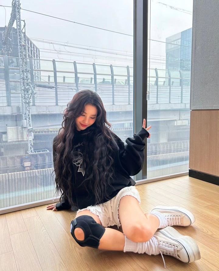 soyeidle's tweet photo. @05Galerie jeon soyeon. . 26.08.1998. (g)i-dle // solo. https://t.co/WAQlE7JW5N
