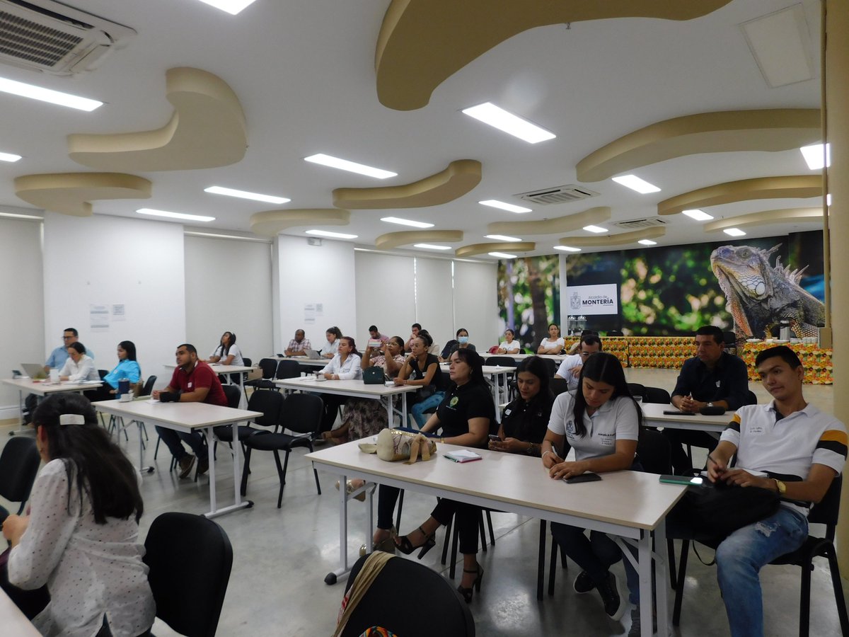 #Hoy el equipo de WRI y <a href="/MinAmbienteCo/">MinAmbiente Colombia</a> realizan el taller de la apropiación de la estrategia #E2050 con los representantes de las alcaldías, gobernaciones y corporaciones autónomas de la región #Caribe 

🧵👇