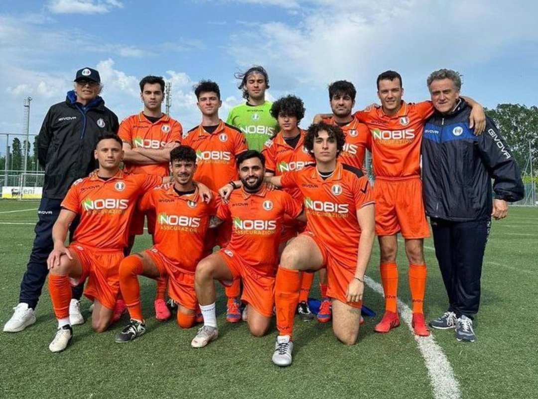 Eccolo cn la sua squadra...arancione ⚽🧡 #drojette #nazionalecantanti #donnalisi