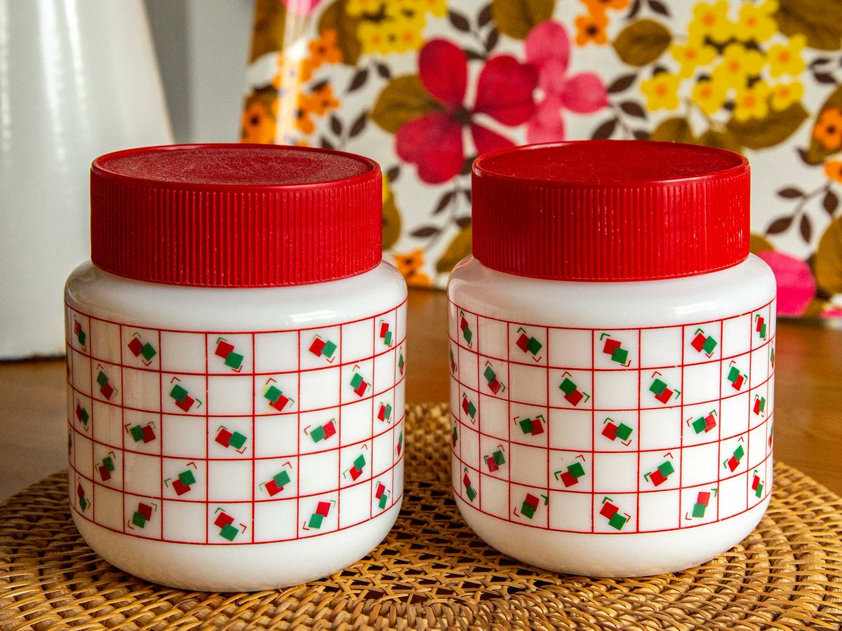 Add a bright and retro touch to your kitchen with these milk glass storage jars with red lids. Practical and pretty!  Perfect for storing anything from sugar or coffee to dried fruit or nuts.
priddeythings.etsy.com/listing/717667…
#vintageshowandsell #retro #vintagekitchen