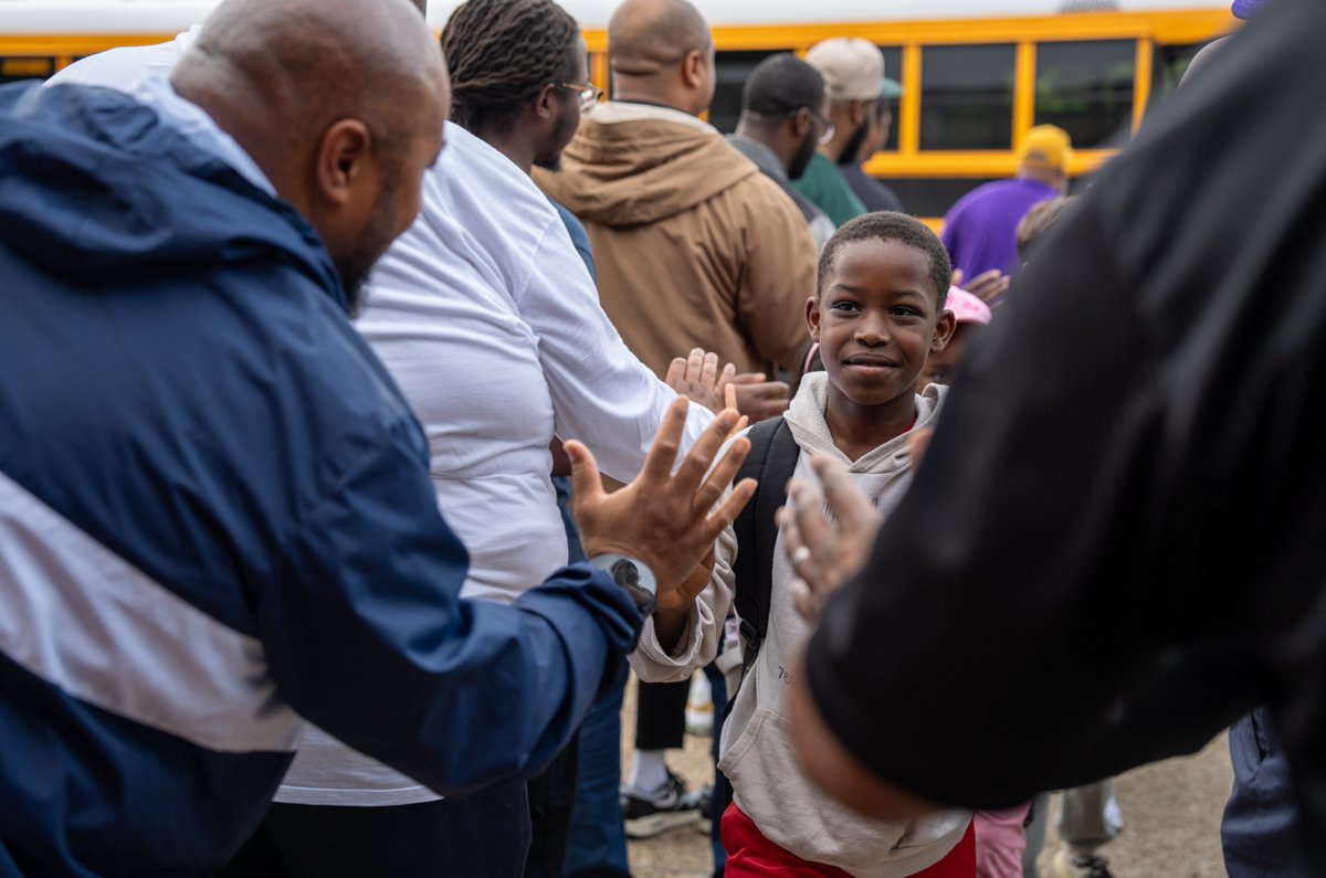 ⚡️ FLASH DADS | As the 2023-24 school year winds down, the #JCPSFlashDads made one last stop at @KlondikeLane this morning to encourage students. Check out those smiles! 😀 ❤️ #WeAreJCPS @JCPSDEP1