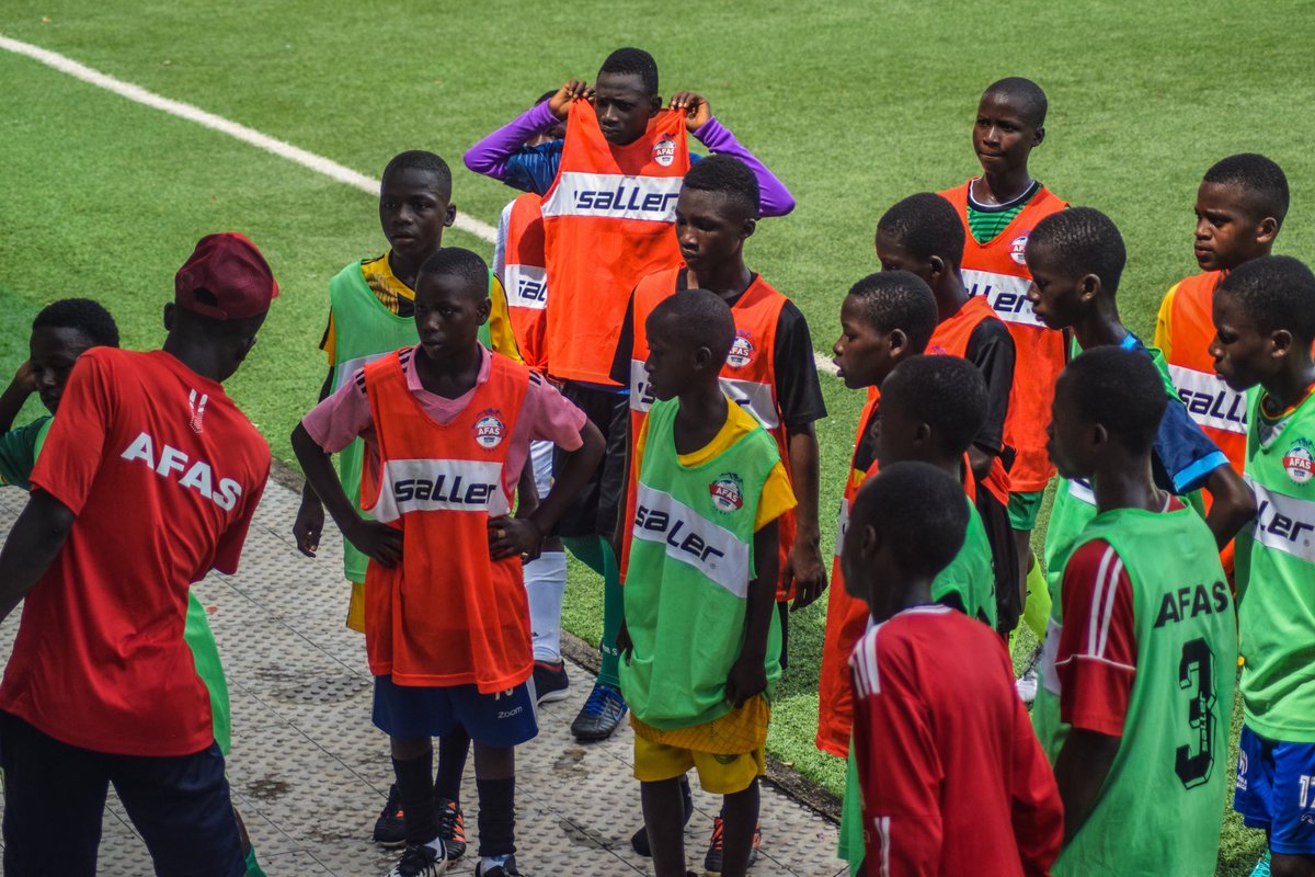 AcademieAFAS's tweet photo. 🏟️ Grosse affluence à Yorokoguia pour cette 𝟭ère journée de la détection lancée par l'Académie de Football Antonio SOUARÉ (AFAS). Après Dubréka aujourd’hui, la zone de Conakry sera à l’honneur ce Dimanche 𝟭𝟵 𝗠𝗮𝗶 𝟮𝟬𝟮𝟰. Bonne chance 🙌🏾
#AFAS 🔵🔴 
#DetectionYorokoguia2024 https://t.co/uFNIODPJtx
