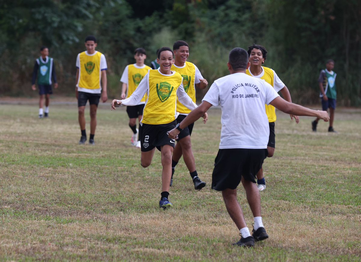 PMERJ's tweet photo. Hoje (15/05), a #SEPM realizou o 1º Torneio de Futebol do Programa Pequenos Gigantes, em comemoração aos seus 215 anos. As partidas aconteceram nos campos do #CEFD e contou com a participação de alunos dos 9 módulos do programa. https://t.co/scOuovjPnZ
