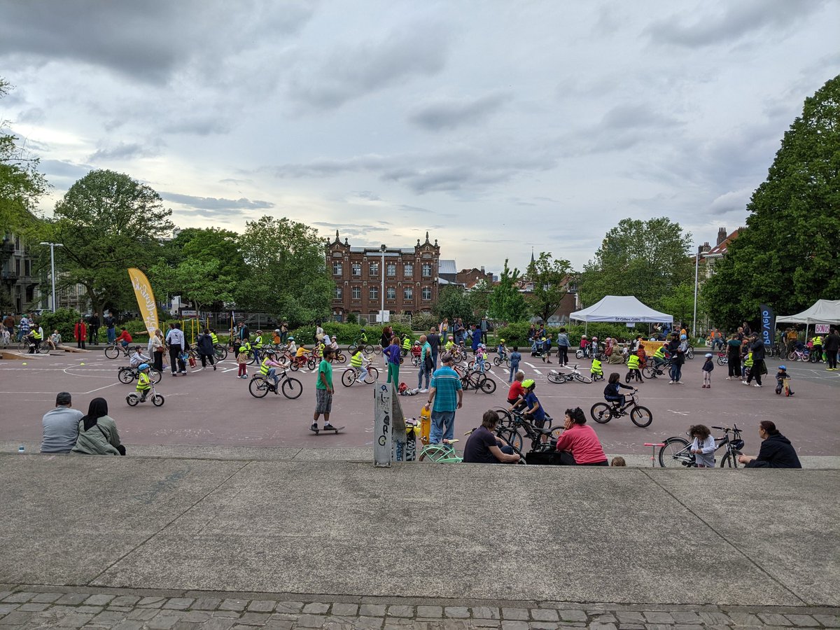 Pay attention @MRBruxelles @psbruxellois @PTBparlbru @DefiParlBxl These kids are learning traffic rules on their bikes. Their parents are voting today and they will be voting tomorrow.

@GRACQ 👍🏻