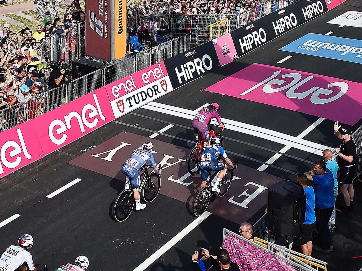 🥇 Congratulations @NielsVDPutte! Niels won today #puiveldekoerse. He was the fastest of a large leading group. In @giroditalia today @kaden_groves sprinted to third place. After Tim Merlier's disqualification he moved up to 2nd. #alpecindeceuninck