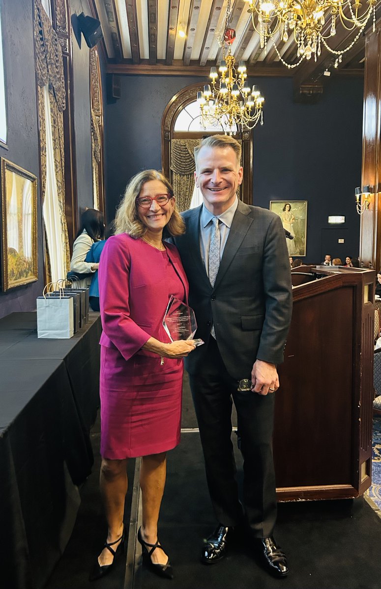 Congrats to outgoing Dean Jennifer Rosato Perea who received a 2024 Vanguard Award. Presented by @RayJKoenig (JD '99), pres. of the @ChicagoBarAssoc, this award honors those who have made the law and legal profession more accessible to and reflective of the community at large.