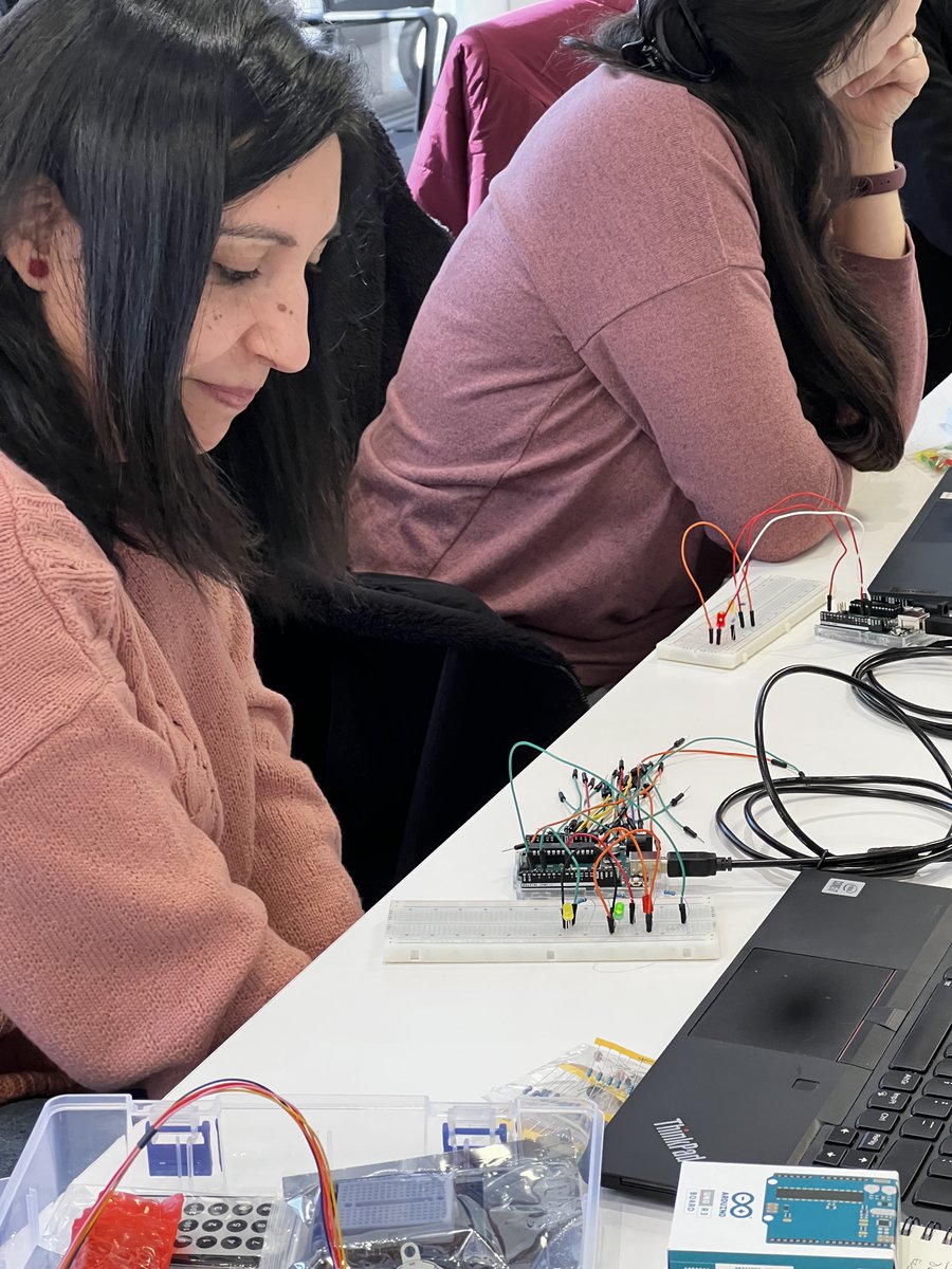 Este lunes 13/mayo realizamos nuestro 1° Taller de Robótica para profesores escolares en el @AC3E_cl para entregarles conocimientos básicos sobre esta disciplina y con ello, favorecer la formación y aprendizaje de niños y niñas #ac3enseña #centrosanid bit.ly/3wBL3NV