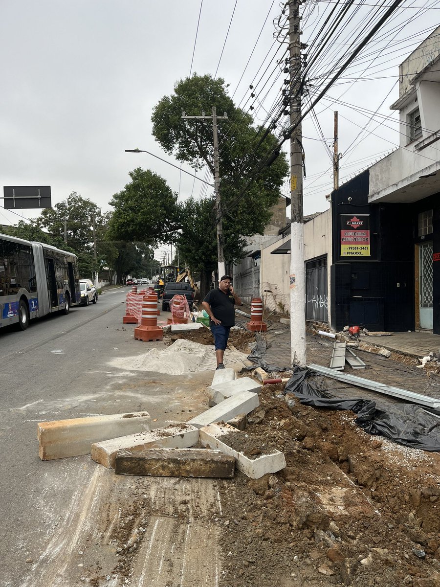 SemerMarcia's tweet photo. Obra da @prefeituradeSaoPaulo de reconstrução de calçada na Av. Casa Verde. De um lado nenhum cuidado pra deixar passagem pra pedestre. Do outro lado um verdadeiro matagal. Pra fazer a coisa certa precisa fazer bem-feito e com respeito aos cidadãos. https://t.co/fdZzKcyDjy