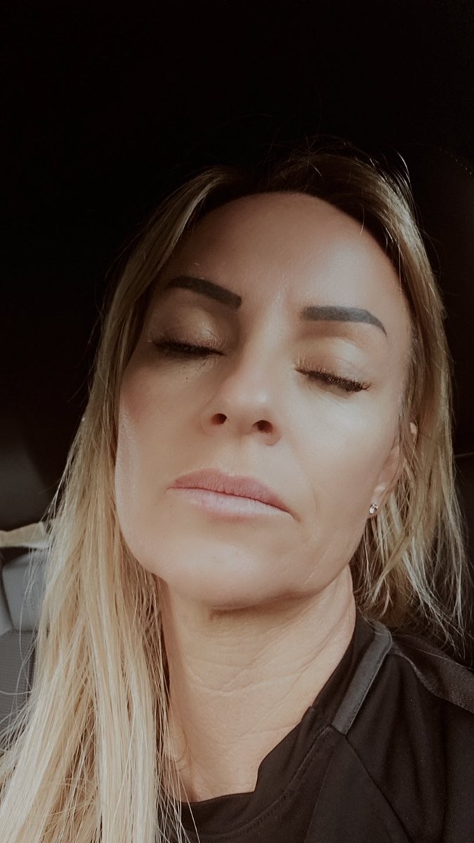 ceeo's tweet image. Give me a minute, hair down quick snooze 🤣🙈 ! What a hectic day,  year 9 PE, SLT  patrol,  maths cover,  after school sport moderation home by 6pm shattered! zzzzzzzz #teacherslife #summer