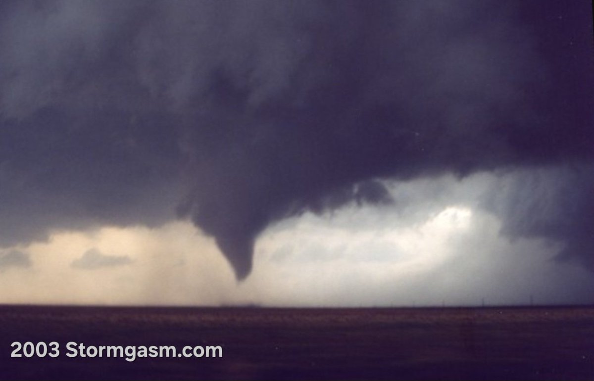 #weatherpicofday Twin tornadoes over the Northwest Texas Panhandle near the community of Stratford during a significant outbreak OTD 21 years ago, 15 May 2003. @StormgasmJim, Mark McGowen & I documented 3 twisters from this cyclic supercell. #TXwx #film