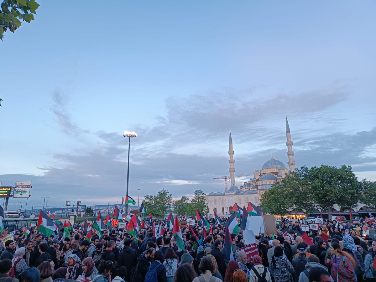 DİSK İstanbul Bölge Temsilcisi Asalettin Arslanoğlu ve sendikalarımızın yönetici ve üyeleri Nakba'nın 76. yıldönümünde İstanbul’da düzenlenen Filistin halkıyla dayanışma yürüyüşe katıldı.